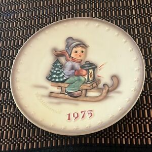 Goebel Hummel Porcelain Plate 1975 plate with box and wooden hanger.